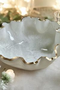 Tazón de resina hecho a mano con acabado vibrante, ideal para usar como un tazón funcional o como una pieza de declaración artística en los hogares - Product Image 5