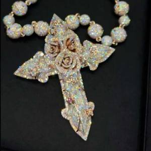 Pendentif personnalisé avec nom, serti en bézel, en or rose, avec moissanite taille brillant, certifié IGI, bijoux hip-hop pour femmes, par RB Gems - Product Image 3