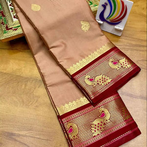 Sari de seda Zari dorado de diseñador moderno para mujer con blusa étnica, ropa de fiesta clásica de boda cómoda y elegante para mujer y Niña - Product Image 1