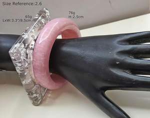 Bague en résine artisanale, colorée, transparente, avec des paillettes argentées carrées, modèle rose clair, fabriquée en Inde - Product Image 3