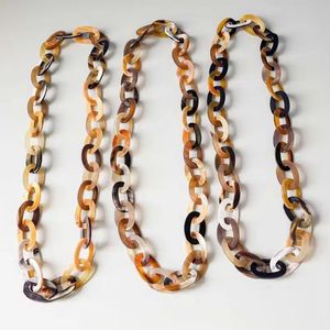 Collier long en acrylique pour femmes, style vintage très demandé, couleur ambre écaille de tortue, forme de plaque en corne de bœuf, chaîne à maillons - Product Image 1