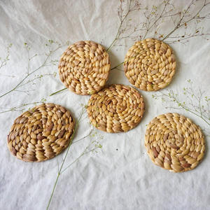 Ensemble de dessous-de-verre tressés à la main en jacinthe d'eau, durables et à prix abordable, pour tasses et boissons - Product Image 4