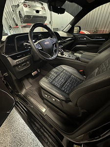 Cadillac Escalade V 2024, sensation de luxe, moteur V8 suralimenté de 6,2 L, 682 chevaux, direction à gauche, intérieur foncé, sièges en cuir - Product Image 2