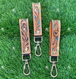 พวงกุญแจพิมพ์ลายดอกไม้สำหรับผู้ชายพวงกุญแจหนังน่ารักพร้อมอุปกรณ์เสริมโลหะสลักลายนูน - Product Image 1