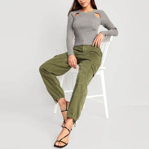 Plusieurs poches fonctionnelles Pantalon cargo pour femmes respirant et personnalisé Pantalon cargo pour femmes de qualité supérieure au dernier design - Product Image 3
