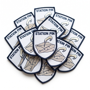 Parche bordado de diamantes personalizado al por mayor, insignia vintage de topografía con borde Merrow, emblema para ropa a granel - Product Image 2