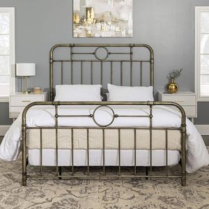 Cama de latón ornamentada con tallados detallados, ideal para conceptos de decoración de dormitorios de estilo vintage. - Product Image 1