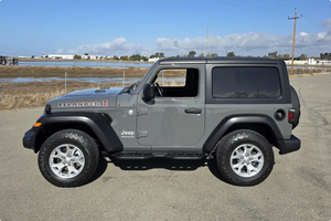 PRÊT À CONDUIRE - VÉHICULE D'OCCASION À VOLANT À GAUCHE |   Conduite à droite |   13000 MILES 2021 JEEP WRANGLER SPORT S ISLANDER EDITION - Product Image 3