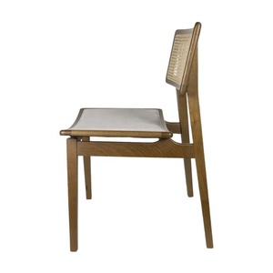 Chaises de salle à manger en teck massif de haute qualité et avec des accents en rotin, conçues avec une esthétique moderne et élégante - Product Image 5