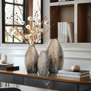 Ensemble de vases en métal texturé argenté de luxe Vases à fleurs décoratifs modernes pour l'affichage de pièce maîtresse de salon, bureau et hôtel - Product Image 1