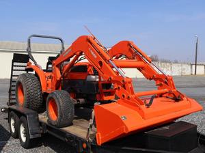 Tractor 2003 - Tractor Utilitario Duradero y Confiable - Product Image 3