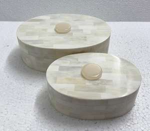 Boîte ronde en os avec couvercle à bouton Boîtes de haute qualité Boîte en bois décorative indienne faite à la main pour la décoration intérieure et la décoration de table - Product Image 5