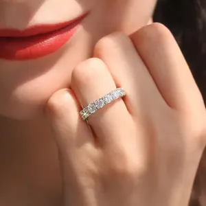 Anillo de Diamante Moissanita Exclusivo para Mujer con Corte Brillante para Regalo de Aniversario - Product Image 2