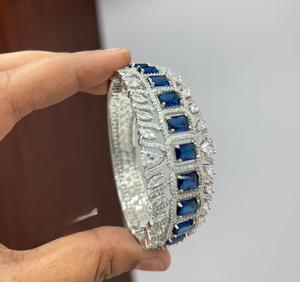 Elegante Brazalete con Acabado Plateado y Piedras de Circonita Cúbica de Primera Calidad para Bodas y Compromisos, Colección para Fiestas, para Mujer - Product Image 1