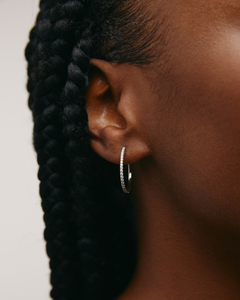Boucles d'oreilles créoles en argent sterling 925/or recyclé 14k 18k avec moissanite taille brillant rond et serti griffe, pendantes ovales pour femme - Product Image 4