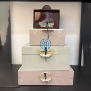 Caja de almacenamiento de laca púrpura con decoración de libélula elegante organizador de joyero lacado para joyería y artículos cosméticos - Product Image 4