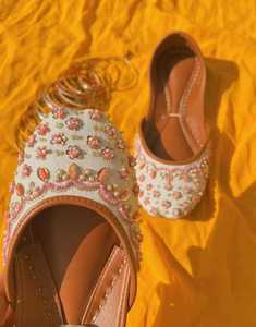 Khussa สีพื้นลำลองสำหรับผู้หญิงใส่ในร่มพร้อมหนังปักและพิมพ์ลายดีไซน์ใหม่ของปากีสถาน - Product Image 4