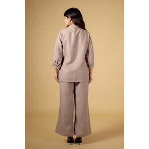 Conjunto de Lino Color Taupe Sólido y Elegante, Camisa de Corte Recto y Pantalones de Secado Rápido y Tejido Transpirable para un Estilo Versátil y Sofisticado - Product Image 4