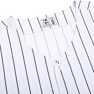 Elegante camiseta de béisbol para hombre con paneles de malla ligeros e impresión de logotipo personalizado para un rendimiento atlético cómodo - Product Image 3
