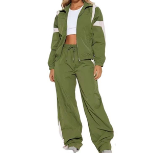 ชุดวอร์มผู้หญิงแบบ 2 ชิ้น ผ้าไนลอนน้ำหนักเบา ปี 2025 รับผลิตตามแบบ OEM พร้อมปักโลโก้ เสื้อฮู้ดมีซิปและกางเกงขายาว - Product Image 1