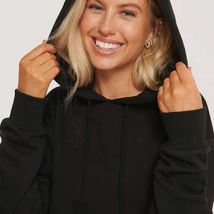 Sudadera con capucha negra personalizada para mujer, sudadera holgada de gran tamaño 100% de algodón, ropa de calle informal, jersey con logotipo OEM, sudaderas con capucha para mujer al por mayor - Product Image 3
