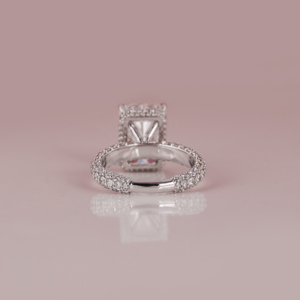 Anillo de compromiso de diamante cultivado en laboratorio de corte radiante clásico 14KT chapado en oro sólido Halo oculto estilo de moda anillo fino certificado IGI - Product Image 4