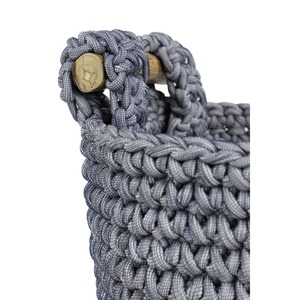 Panier en fibre tissé à la main gris avec poignée en bois, idéal pour le rangement à domicile, la décoration et l'utilisation quotidienne, en provenance d'Inde - Product Image 5