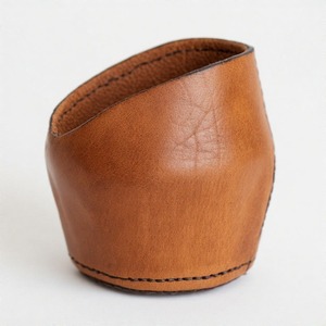 Maceta en miniatura discreta con textura de cuero hecha para espacios de vida tranquilos que dan la bienvenida a la artesanía y la naturaleza por igual - Product Image 2