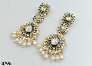 ต่างหูอินเดียแบบดั้งเดิมและทันสมัย kundan ชุบทองพร้อมต่างหูมุกและต่างหูบอลลีวูดสำหรับผู้หญิงและเด็กผู้หญิง - Product Image 6