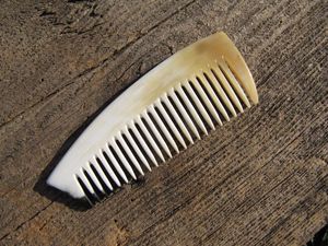 PEINE DE CUERNO HECHO A MANO PERSONALIZADO NATURAL con dientes finos y anchos Peine de cuerno de búfalo hecho a mano para peinar el cabello - Product Image 4