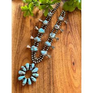Ensemble de collier Squash Blossom en argent sterling turquoise Golden Hills de Kathleen Chavez - Product Image 4