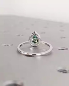 Bague de fiançailles en or 14 carats sarcelle originale avec diamant cultivé en laboratoire solitaire taille poire avec diamant VVS alternatif et halo de mariage - Product Image 4