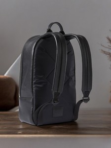 Mochila de Cuero Vintage para Viajero con Acabado Artesanal, Estilo Clásico, Ligera, Capacidad de 20-36L, Diseño de Caramelos - Product Image 4