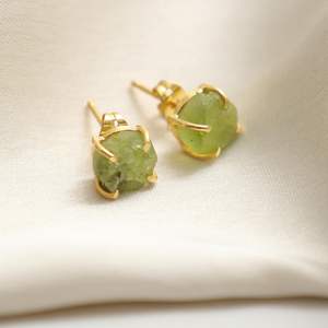 Boucles d'oreilles péridot brut 8-10mm bijoux en argent sterling fabriqués à la main avec placage à l'or Style classique pour cadeau - Product Image 4