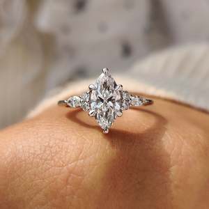 Anillo de Compromiso con Diamante Marquise Cultivado en Laboratorio, Certificado IGI, Claridad VS, 1.00-2.00 CT, Engaste Muse - Elegante y Lujoso - Product Image 2