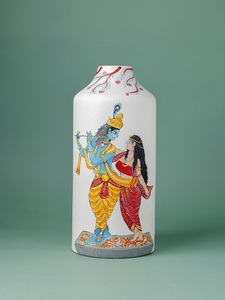 Vase en céramique peint à la main de qualité supérieure Pattachitra Radha & Krishna, poterie décorative artisanale, vase à fleurs avec art traditionnel - Product Image 1