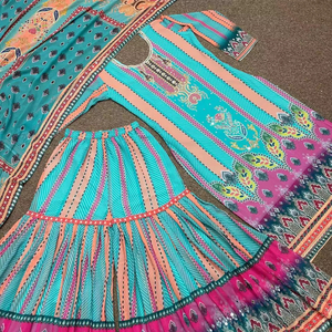 ชุดเดรสงานปาร์ตี้ดีไซน์เนอร์ผ้าจอร์เจียเทียมพิมพ์ดิจิตอลและเสื้อใส่ทำงานทำด้วยมือและกระจกแท้พร้อม dupatta - Product Image 1