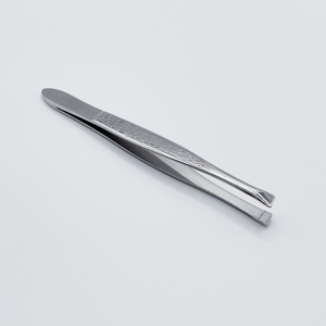 Pinzas profesionales para cejas de acero inoxidable con punta inclinada Acabado pulido - Product Image 5