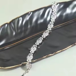 Ellie Design Pulsera 3A Cubic Zirconia's Diamantes de imitación Hermoso oro rosa Acabado en oro Regalos para fiestas - Product Image 3