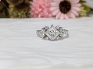 Bague de fiançailles Lurba Jewels 1,95 ct en diamant de laboratoire taille princesse, certifiée IGI, style classique vintage, pour femme, en or massif 14 carats - Product Image 4