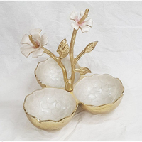 Plateau de service décoratif de luxe à trois compartiments, fait main, en or, aluminium blanc, laiton et acier inoxydable, motif fleur d'hibiscus, pour chocolats