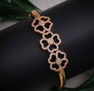 Bracelet manchette plaqué or avec pierre en zircone cubique (AD) Alliage de haute qualité Bracelet tendance pour femmes pour mariage et soirée - Product Image 2