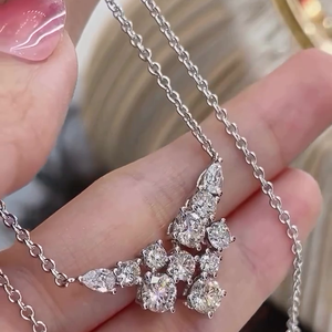 Collier en diamants de laboratoire ronds et en forme de poire certifiés IGI 4.00 carats de poids total, clarté DEF VVSVS - Product Image 4