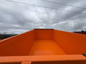 รถพ่วงบรรทุก WORKHORSE 7x12 TA แบบมีที่ยกเทท้าย มือสอง สำหรับใช้งานในฟาร์ม พร้อมมอเตอร์เกียร์เพลา ยาง และส่วนประกอบหลัก - Product Image 4