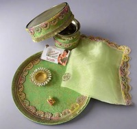 Travail de brocart décoratif Karwa Chauth Thali, Punjabi indien se marie nouvellement mariée Karwa Chauth Thali, premier plateau karwa Chauth