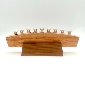 Ménorah en noyer et cerisier, chandelier de Hanoucca en bois artisanal, décoration élégante pour les fêtes juives, pour la maison et le bureau - Product Image 3