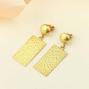 Pendientes Colgantes de Moda para Mujer Anokhi, Diseño Geométrico Texturizado en Tono Dorado - Accesorio de Moda - Product Image 2