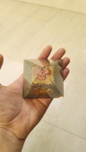 หินโมราพีระมิดพลอยจักระแบบแนวตั้งแยกเป็นไพไรต์หยกสีเขียวหยกการเรียกคืนเงินคริสตัลแกะสลักแบบดั้งเดิมขายส่ง - Product Image 4