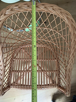 Chaise en rotin pour bébés est fait, armoires de rangement et paniers fabriqués à partir de naturel, créant un espace chaleureux et sûr.
