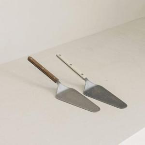 Servidor de pastel ergonómico ligero para un fácil manejo y comodidad durante el servicio de postres con un rendimiento de calidad profesional - Product Image 1